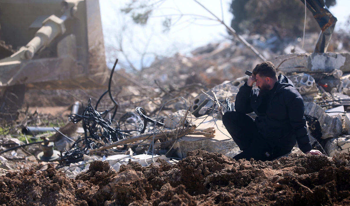 أهالي بلدة مارون الراس يتفقدون بلدتهم بعد إنسحاب الجيش الإسرائيلي منها