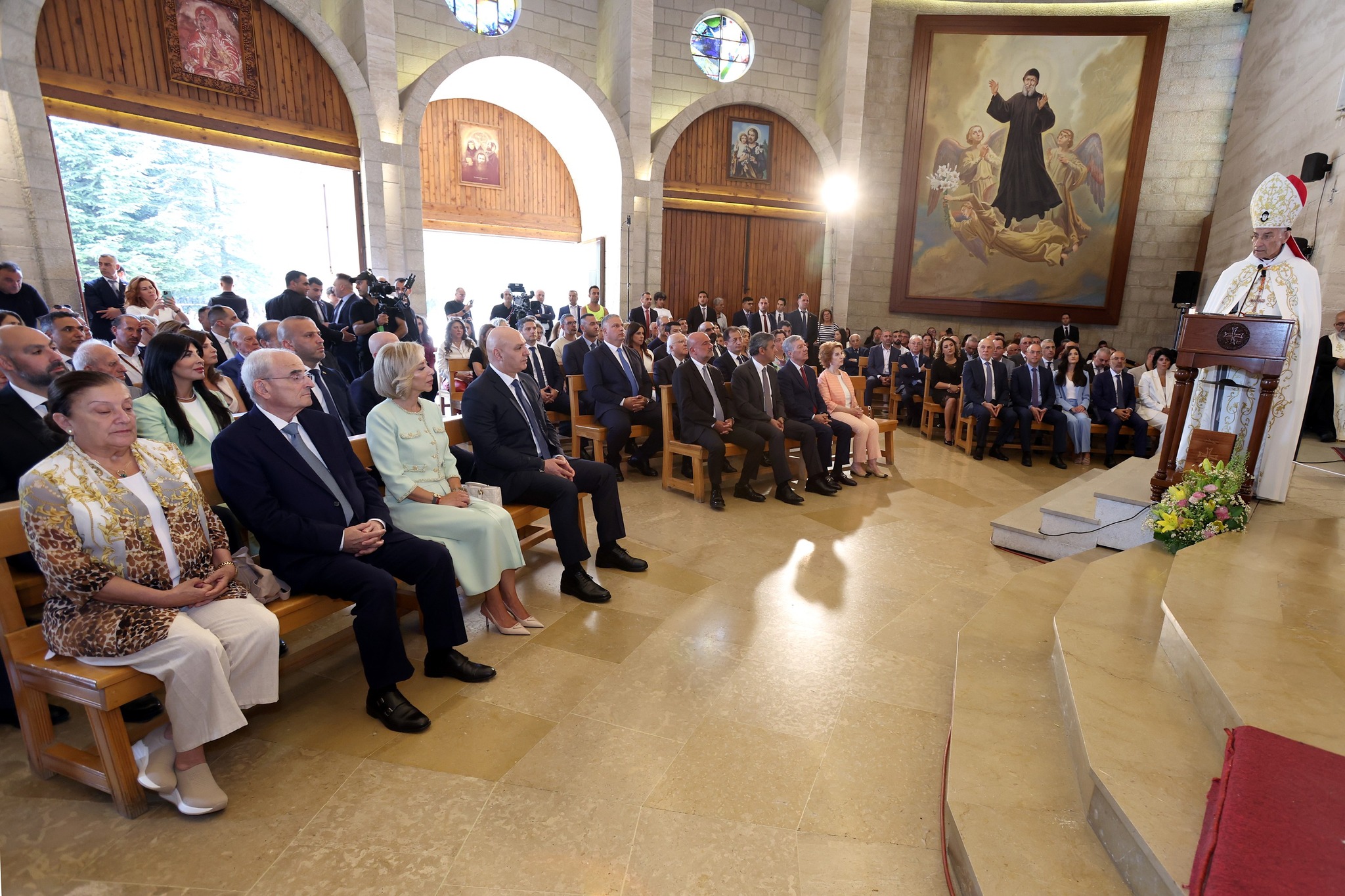 رئيس الجمهورية واللبنانية الأولى شاركا في القداس الإلهي لمناسبة عيد القديس شربل في دير مار مارون – عنايا