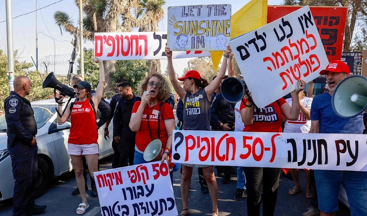 محتجون تظاهروا في كيبوتس نير عوز في غلاف غزة خلال زيارة نتنياهو له (أ ف ب)