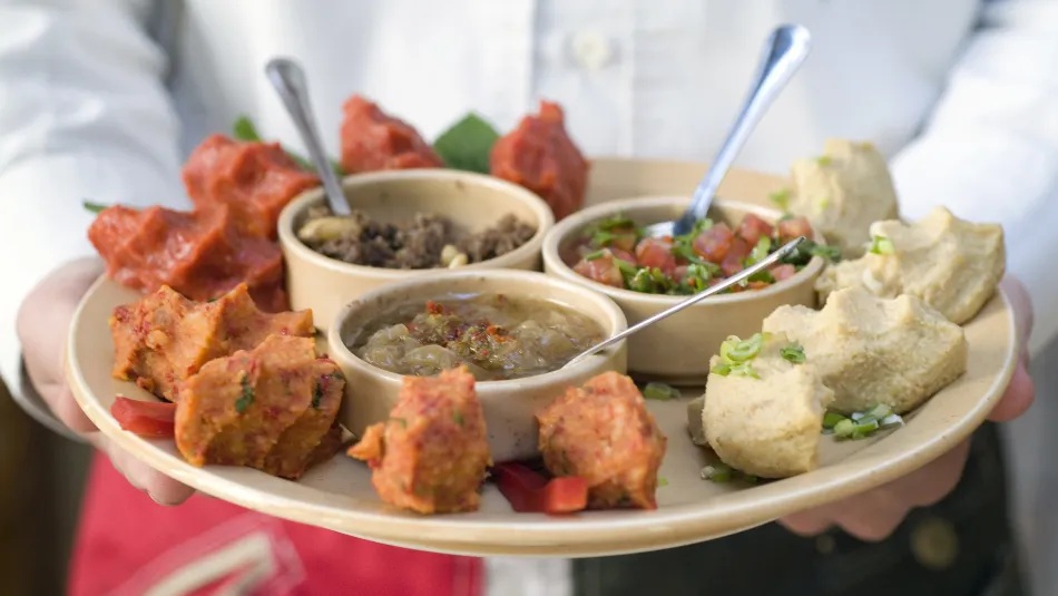 طبق كبة نية - يستخدم المطعم نوعية من صلصة المايونيز غير صالحة للاستهلاك أدت إلى تسمم الزبائن 