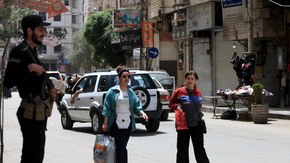 الحياة اليومية في سوريا ورجال الشرطة - يستصدر عقد الزواج الوهمي بمساعدة بعض معقبي المعاملات في القصر العدلي (Getty)