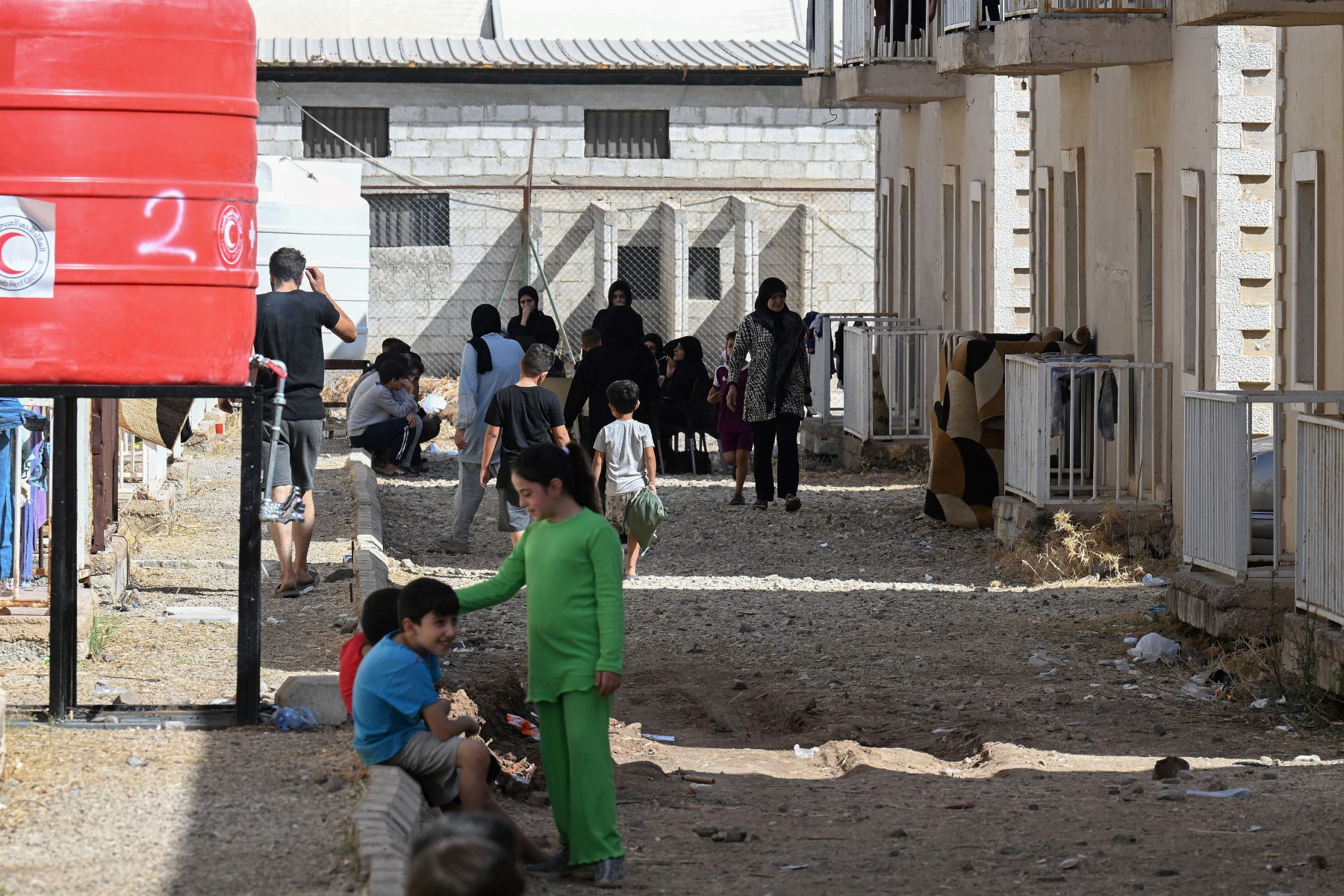 كانت مؤسسات الدولة تقدم ما يعرف بالوجبات اليومية للنازحين في مراكز الإيواء لكنها توقفت منذ شهرين (ا ف ب)