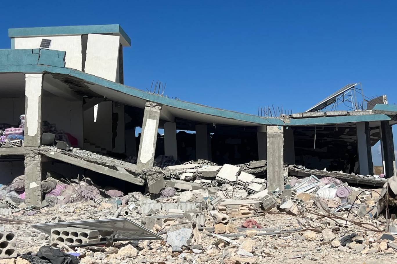 معمل للبياضات في ميس الجبل تعرض للقصف الإسرائيلي بعد إعادت تعميره (اندبندنت عربية)