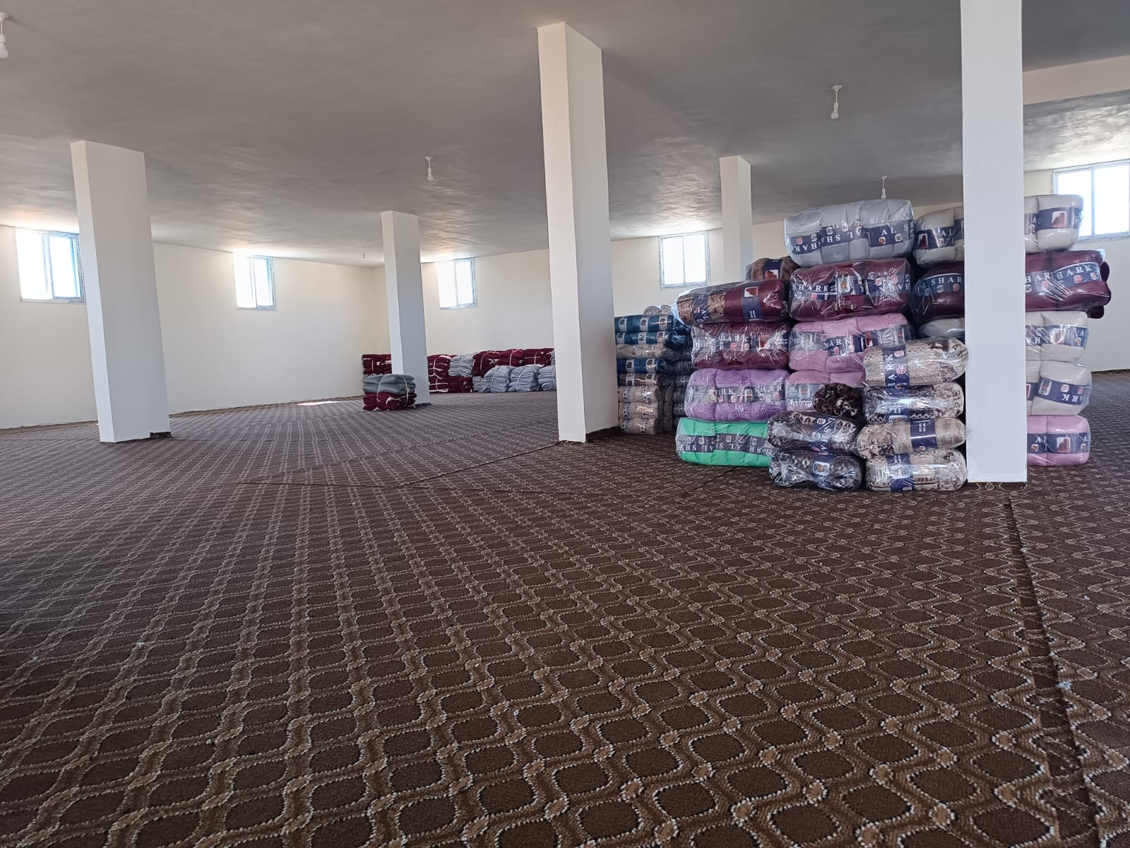 المنتجات داخل معمل البايضات قبل تعرضه للقصف الإسرائيلي (اندبندنت عربية)