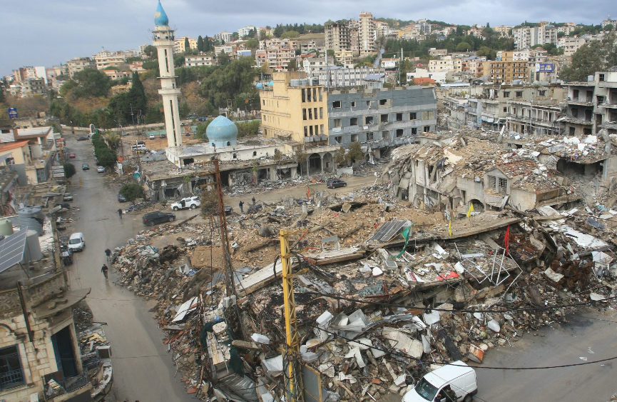 انتهت الحرب ولم تنته إذ إن وقف إطلاق النار المعلن بين لبنان وإسرائيل لم يؤد إلا إلى عودة نحو 100 ألف نازح جنوبي إلى بيوتهم وأحيائهم في مناطق الحافة الأمامية (أ ف ب)​​​​​​