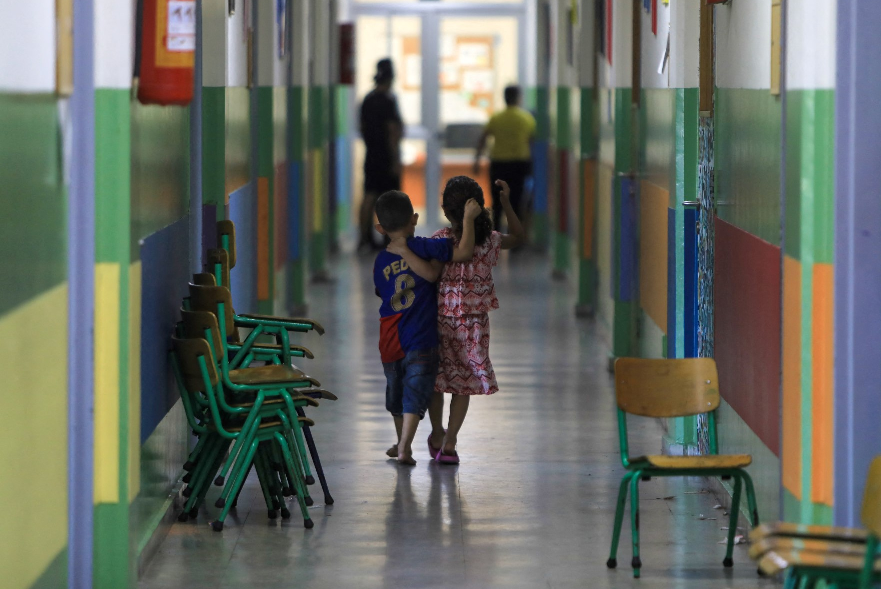 حتى إن إسرائيل لم تسمح لسكان مناطق جنوب لبنان بإزالة الركام والبدء بتعمير ما تهدم، ومنها المدارس (أ ف ب)​​​​​​​