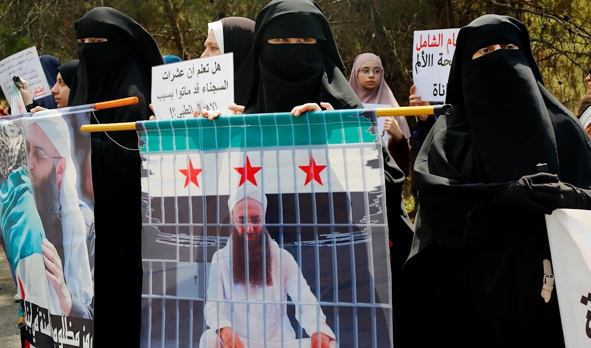 تسعة أشهر مرّت على سقوط النظام السوري السابق، والعلاقات اللبنانية - السورية الرسمية تشهد إيجابية ظاهرية مصطنعة، وجموداً وتوتّراً عميقاً مستتراً.