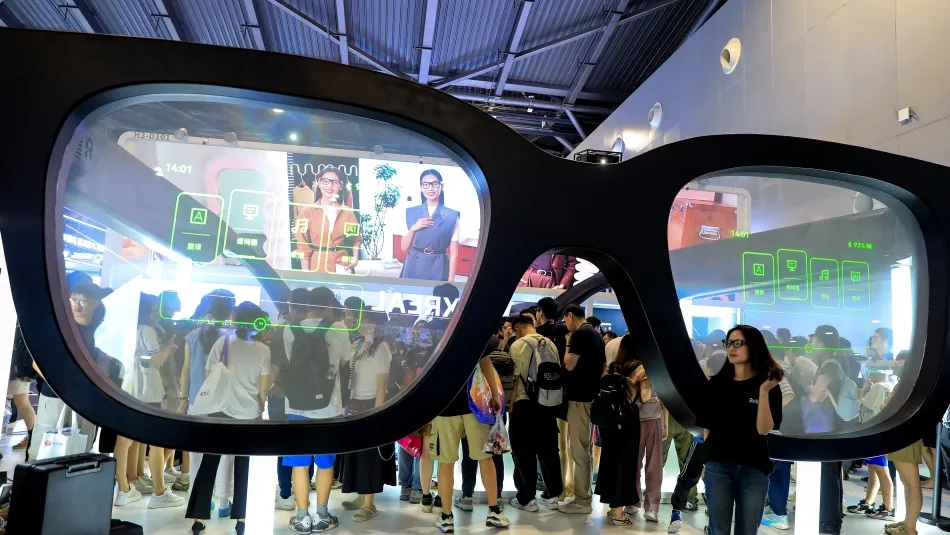 النظارات الذكية - يمثل طرح النظارات الذكية نقلة نوعية في كيفية وتوقيت ومكان إيصال المعلومات إلى المستهلكين (Getty)