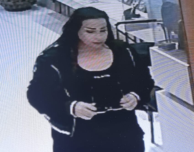 صورة المشتبه بها بجرم السرقة في المنصورية