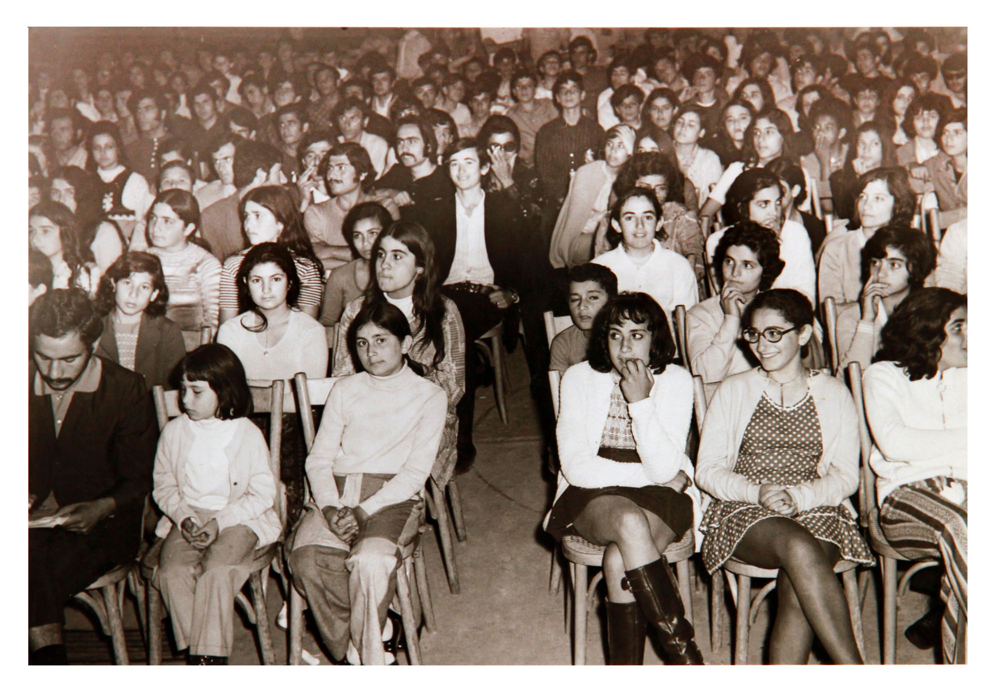 رواد سينما “ريڤولي” في النبطية ستينيات القرن الماضي (أرشيف كامل جابر)