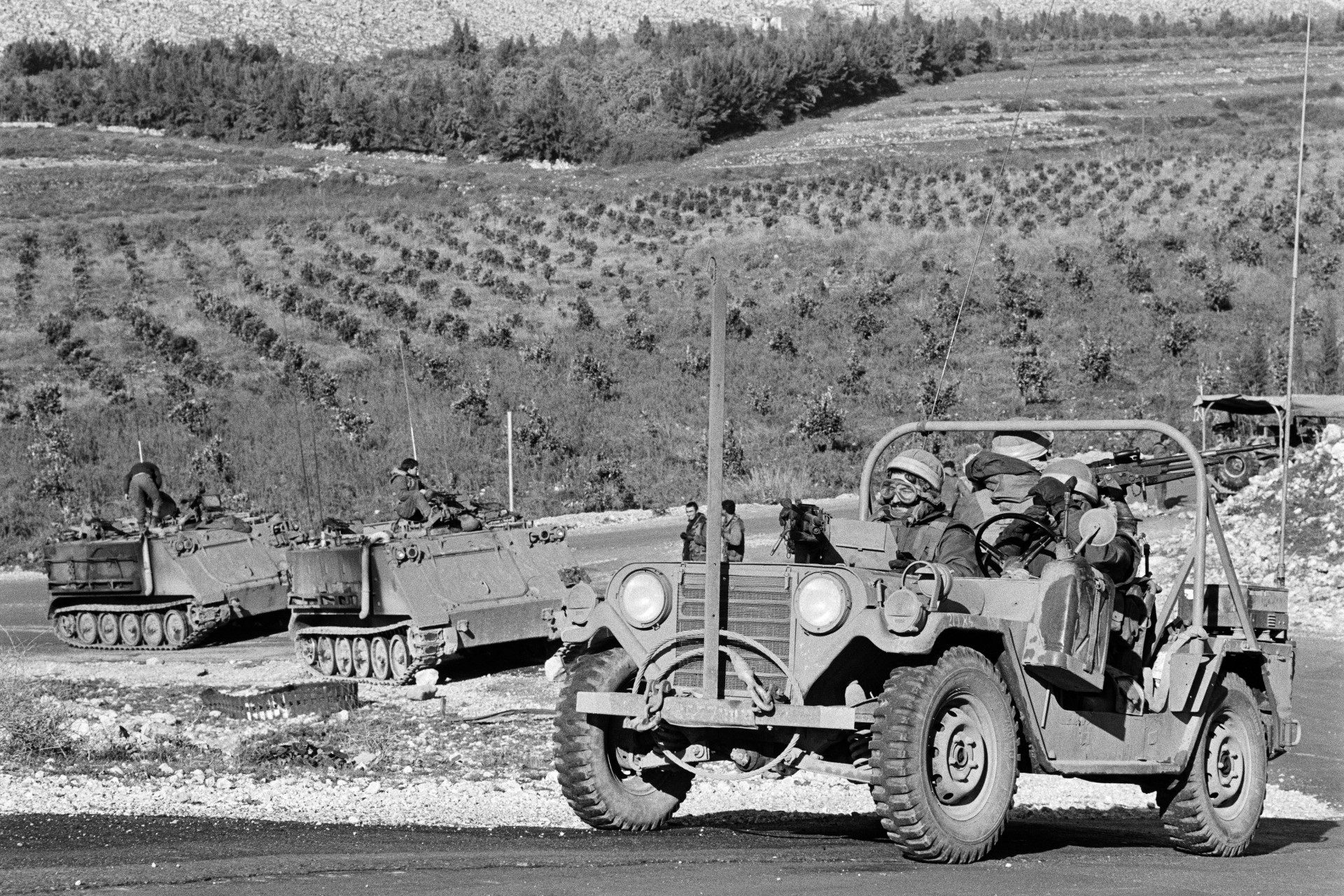 رتل عسكري إسرائيلي في جنوب لبنان وخلفه حقول زراعية (ا ف ب)