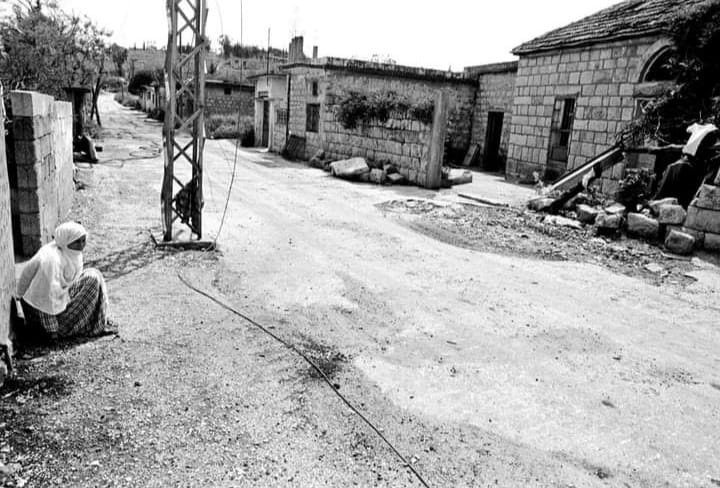 انها المجازر،  وانها طرقات الخيام الشاهد عليها. طرقات ترابية صغيرة في آن ومعبّدة في أحيان لم يبق من اسفلتها سوى بعض خيالاته