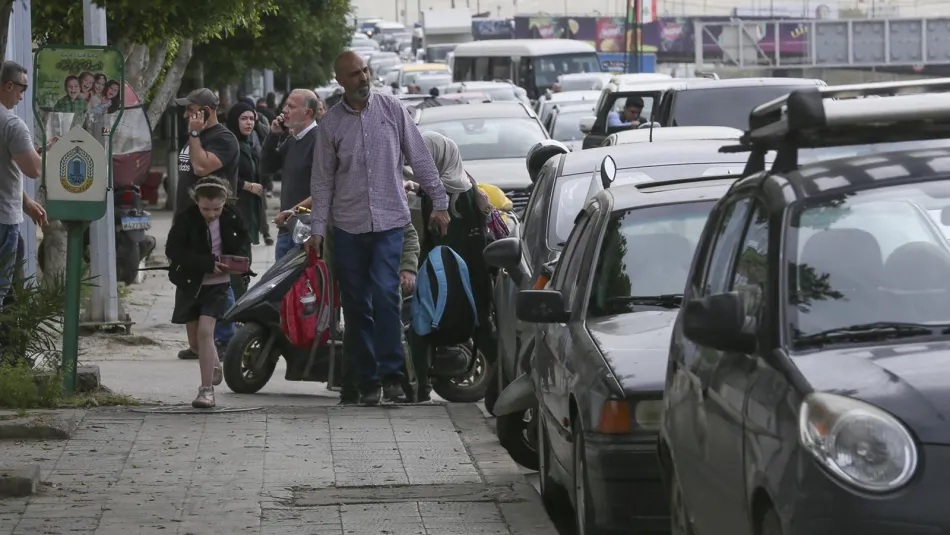 تتوقف الفانات في منتصف الطريق، وتغلق المنافذ كلها وكأن الشارع ملك خاص(مصطفى جمال الدين)