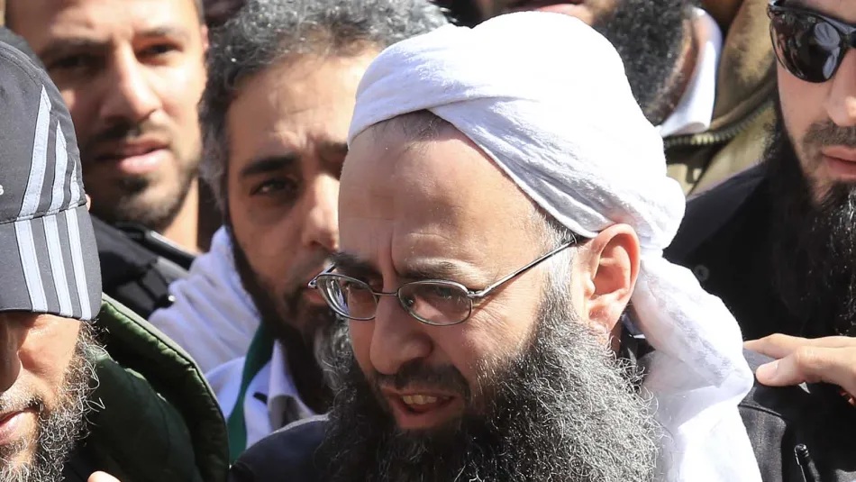 ارشيف: فضل شاكر واحمد الاسير في الطريق الجديدة(علي علوش)أكد الأسير أن فضل لم يمول جماعته المسلحة بل كان معجبًا بخطابه الديني فقط (علي علوش)