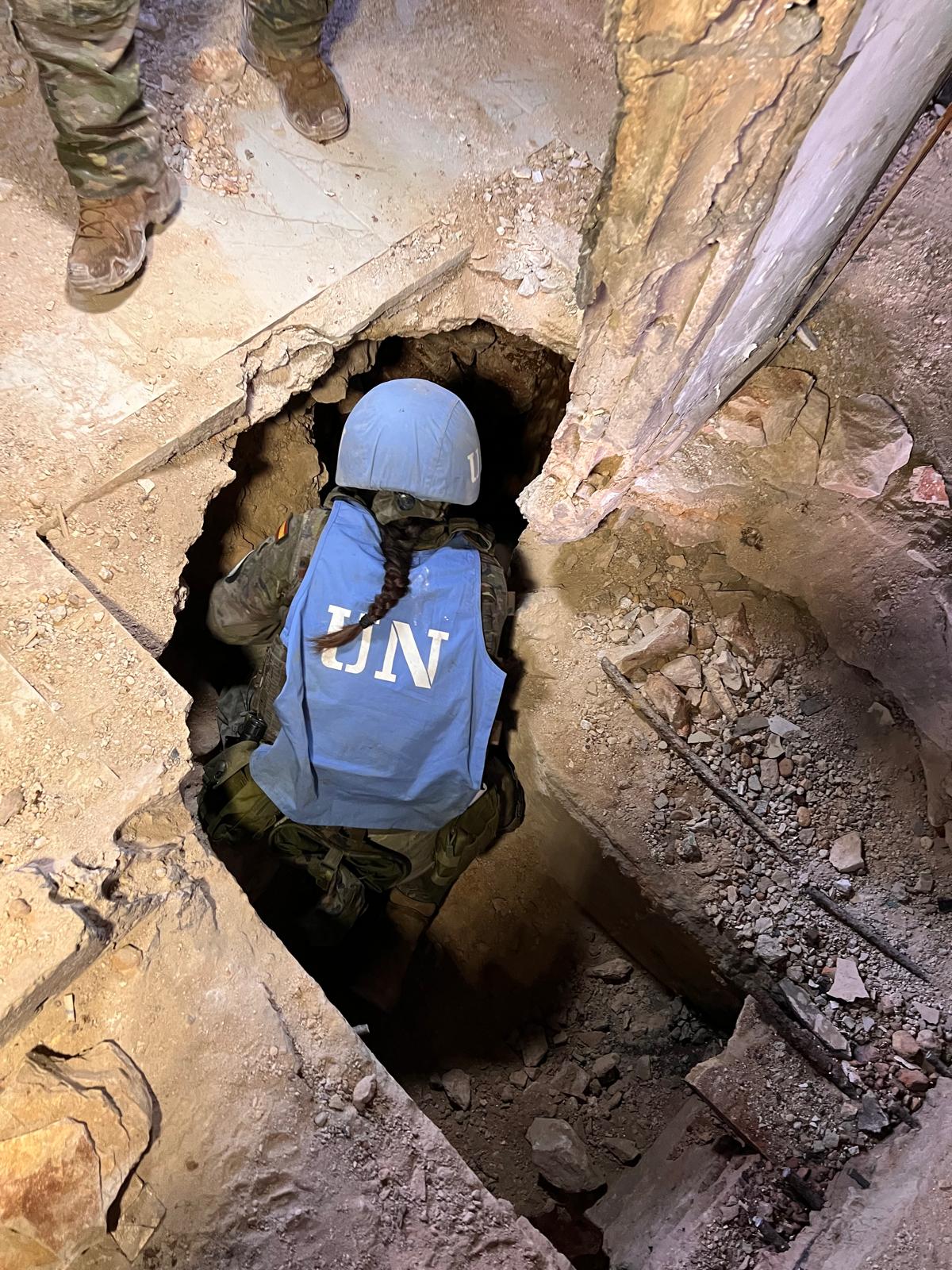 الوصول إلى المقذوف غير المنفجر لبدء عملية التعطيل في قبو المنزل