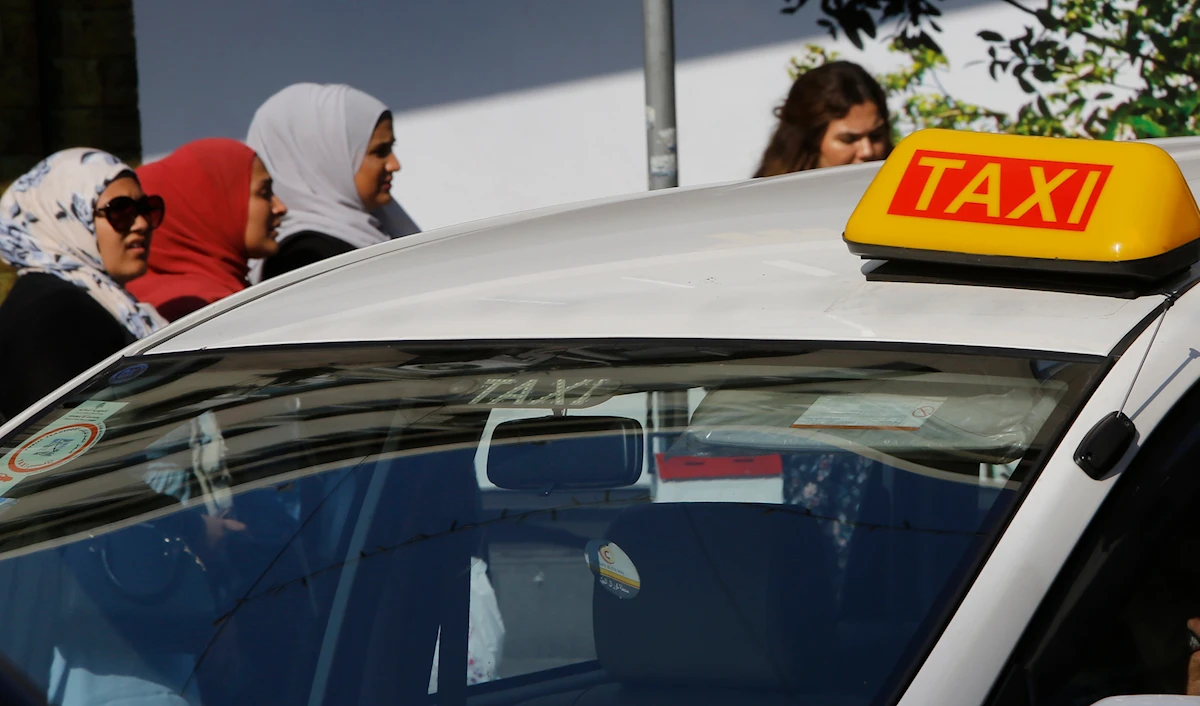 رفع عدد من السائقين العموميين تعرفة «السرفيس» بنسبة 50% (الأخبار)