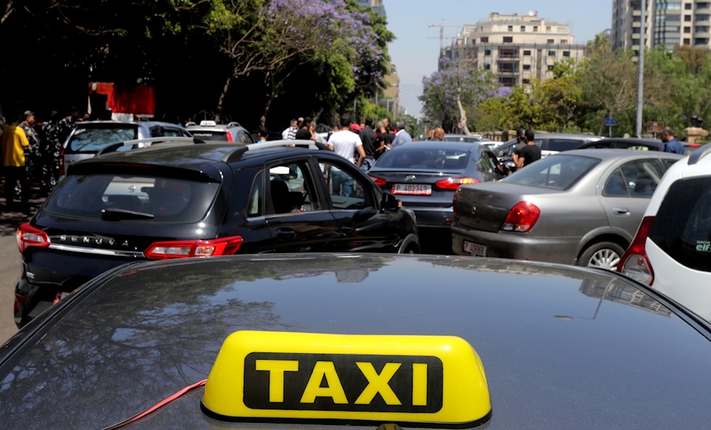 يؤكّد السائقون أنّهم «غير مستفيدين من ارتفاع سعر صفيحة البنزين» (هيثم الموسوي)