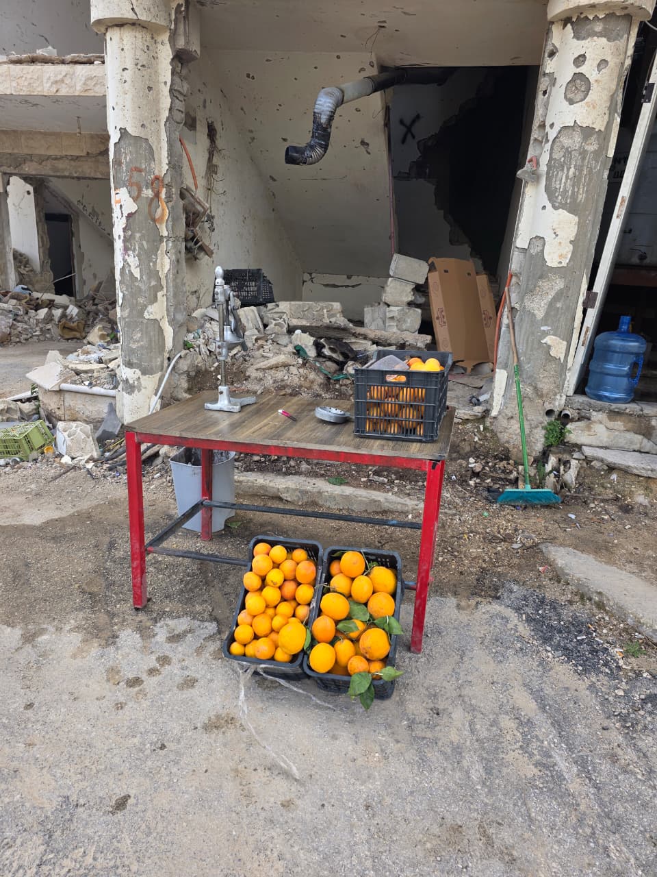 صورة لمحلات العصير والمحال التجارية في الخيام، تلخص الحياة البائسة التي نعيشها