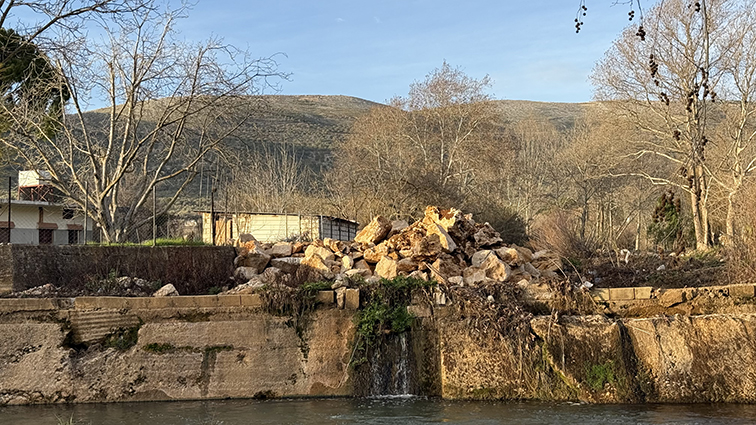 صخور وردميات في مجرى الحاصباني (مناطق نت)