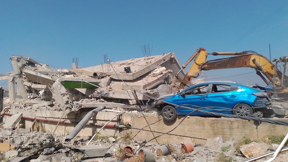 أكدت المعلومات المتناقلة عن عائلة ترمس أن الجيش الإسرائيلي خير أحمد الذي يشغل مهمة رابط القرية في الحزب بواسطة اتصال هاتفي إما بالموت وحده أو مع أفراد عائلته (اندبندنت عربية)