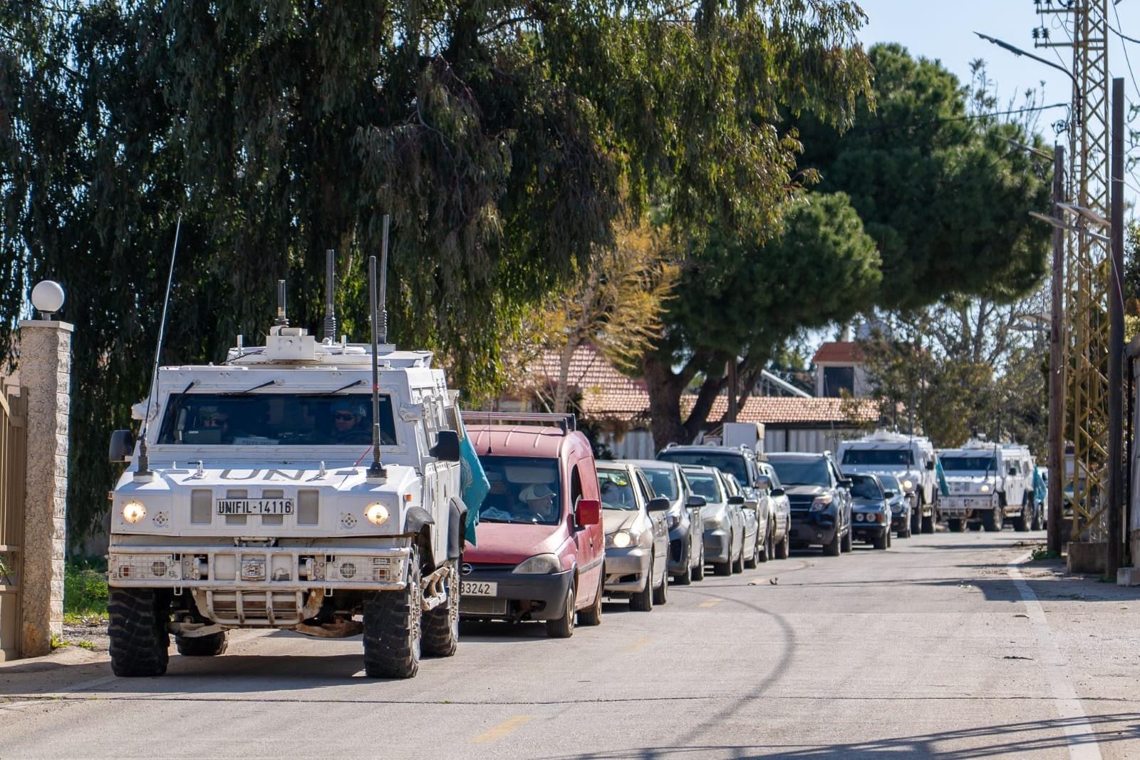 قوات حفظ السلام التابعة لليونيفيل ترافق المدنيين في طريقهم إلى بر الأمان