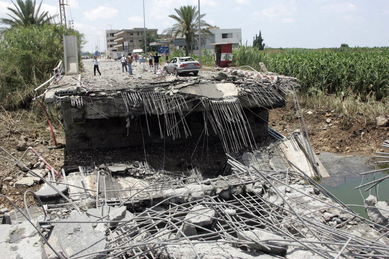 قطع جسر القاسمية جنوب لبنان في حرب 2006 (ا ف ب)