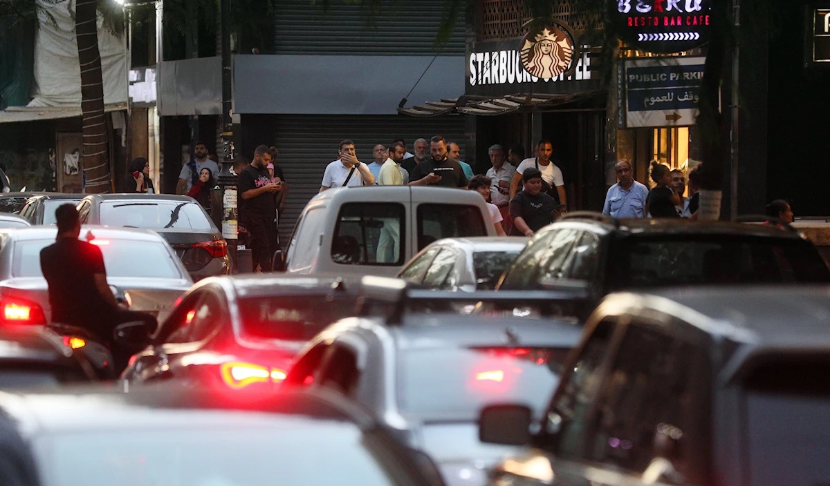 أطلقت الحكومة الزيادات على تعرفة السرفيس بفرض رسم 3.5 دولارات على صفيحة البنزين (مرون بو حيدر)