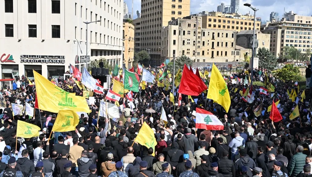اعتصام لمناصري حزب الله وحركة أمل أمام السرايا لحكومية في رياض الصلح (نبيل اسماعيل).