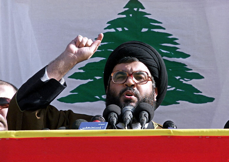 نصرالله ملقياً خطاباً في بنت جبيل عام 2000 (ا ف ب)