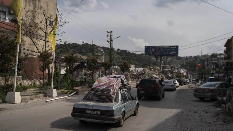 بعد النبطية الطريق إلى القرى المجاورة ممتدة كخيطٍ مشدود بين الحياة والموت (Getty)