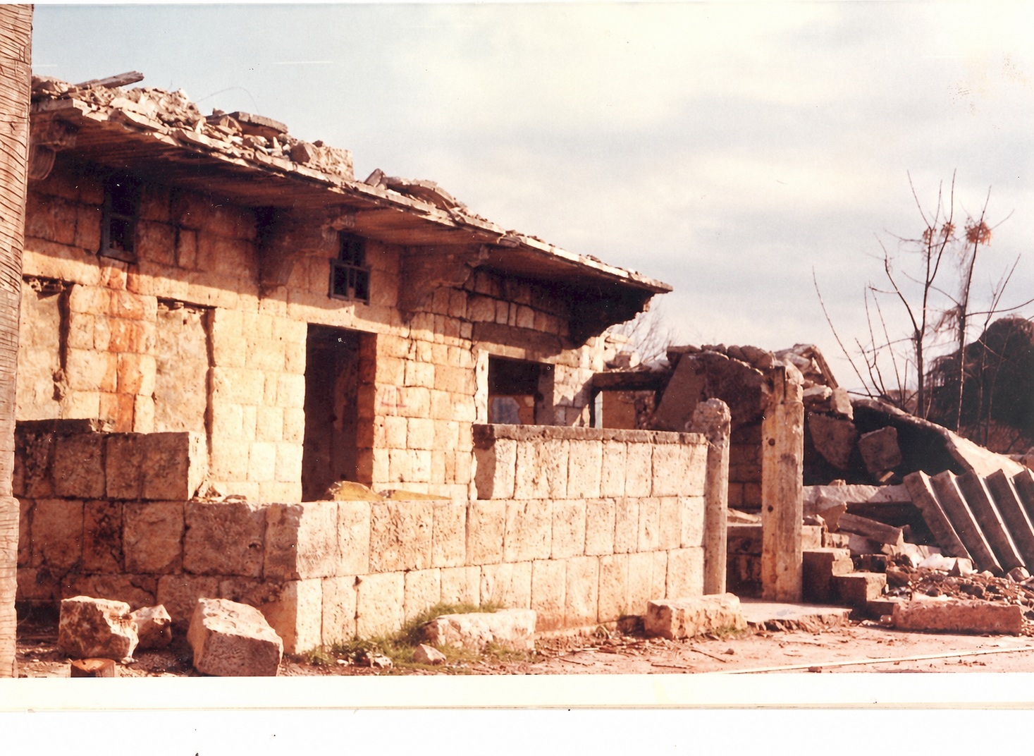 بيت عائلة الكاتب سهيل علي غصن الذي دمره العدوان خلال فترة التهجير عام 1978