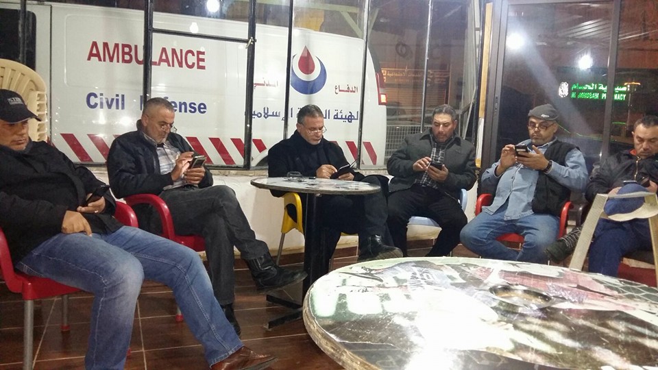 جلسة لمجموعة من الأصدقاء المقرّبين، جمعتهم جلسة ودّ ومحبة في سنتر الخيام، لكن كلّاً منهم يعيش في عالم آخر  منشغل بجهازه الخلوي