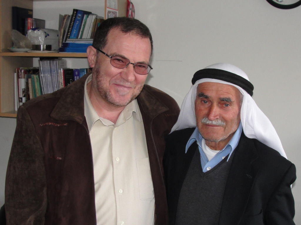 الحاج أبو توفيق سعد ورئيس البلدية الأسبق، الحاج علي زريق، في موقع خيام دوت كوم. بعد أن  شاهده وهو يدخل إلى مكتب الموقع، لحق به، للاطمئنان إليه والتلذذ بأحاديثه والتبارك به