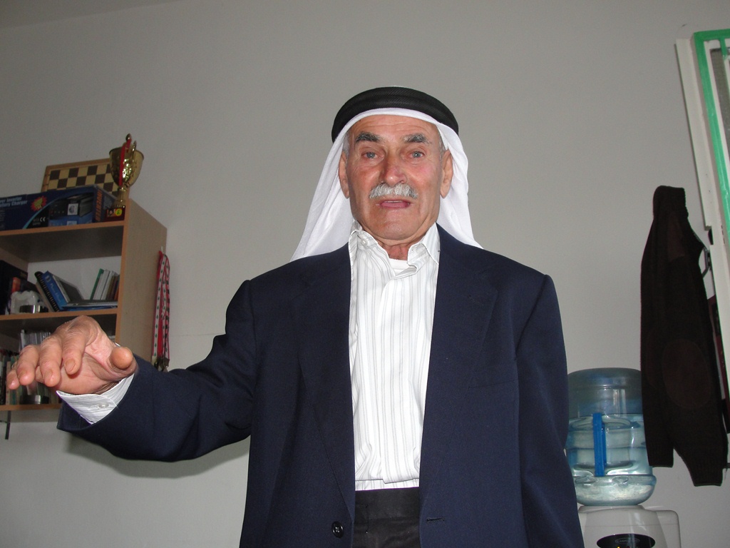 الحاج أبو توفيق حسين علي سعد في إحدى زياراته الودّية لموقع خيام دوت كوم حيث كان يأتي ليتبادل أطراف الحديث مع المهندس أسعد رشيدي