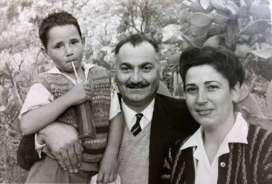 لبيب غلمية وزوجته ماري لورينزو وابنهما مكرم. التقطت الصورة في أوائل الخمسينيات من القرن الماضي. 