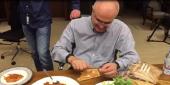 بالفيديو... الحاج علي حسن خليل يحضّر بنفسه العشاء لزواره