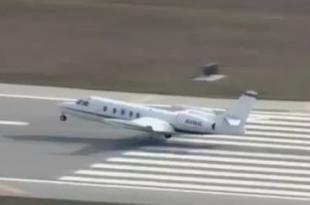 طائرة تهبط بعجلة خلفية واحدة>> والأخرى طارت في الجو