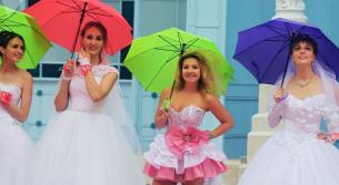 رغم الرياح والأمطار.. لا شيء يقف أمام العروس