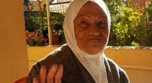 الحاجة  أم علي غريب إلى مثواها الأخير في الخيام بعد صلاة ظهر اليوم السبت