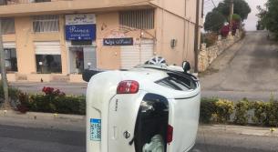 انقلاب سيارة فجراً على بوليفار جديدة بعد ارتطامها  بعامود كهربائي