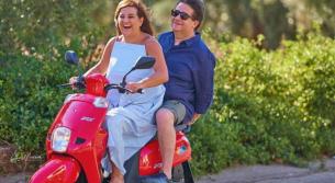 كنعان اوضح ما اثير عن صورته وهو مع زوجته على دراجة نارية