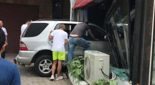 سيارة تجتاح مطعماً في جونية..