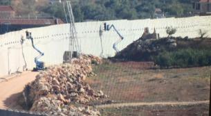 قوات العدو تضاعف تحصينات الحماية