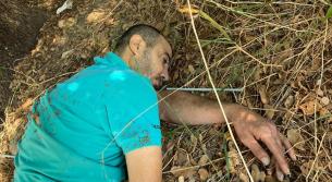 العثور على جثة شاب الى جانب سيارته في وادي الحجير