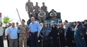 بالصور: مسنّو الخيام يهنؤن الجيش اللبناني بعيده