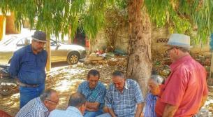 لعبة طاولة الزهر تحت الكناية في الخيام