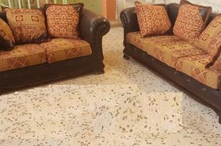 صالون فخم وكونتوارات وتجهيزات أخرى معروضة للبيع في الخيام