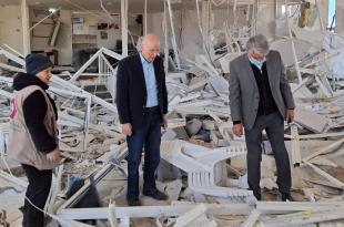 كامل مهنا متفقداً  من بين الركام بيت العائلة ومركز عامل في الخيام: سنعيد بناء الحجر وكرامة البشر