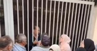 أهالي حلتا يعتصمون أمام المدرسة للمطالبة بفرص عمل وتعليم منصف لأبنائهم