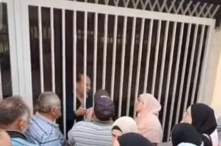 أهالي حلتا يعتصمون أمام المدرسة للمطالبة بفرص عمل وتعليم منصف لأبنائهم